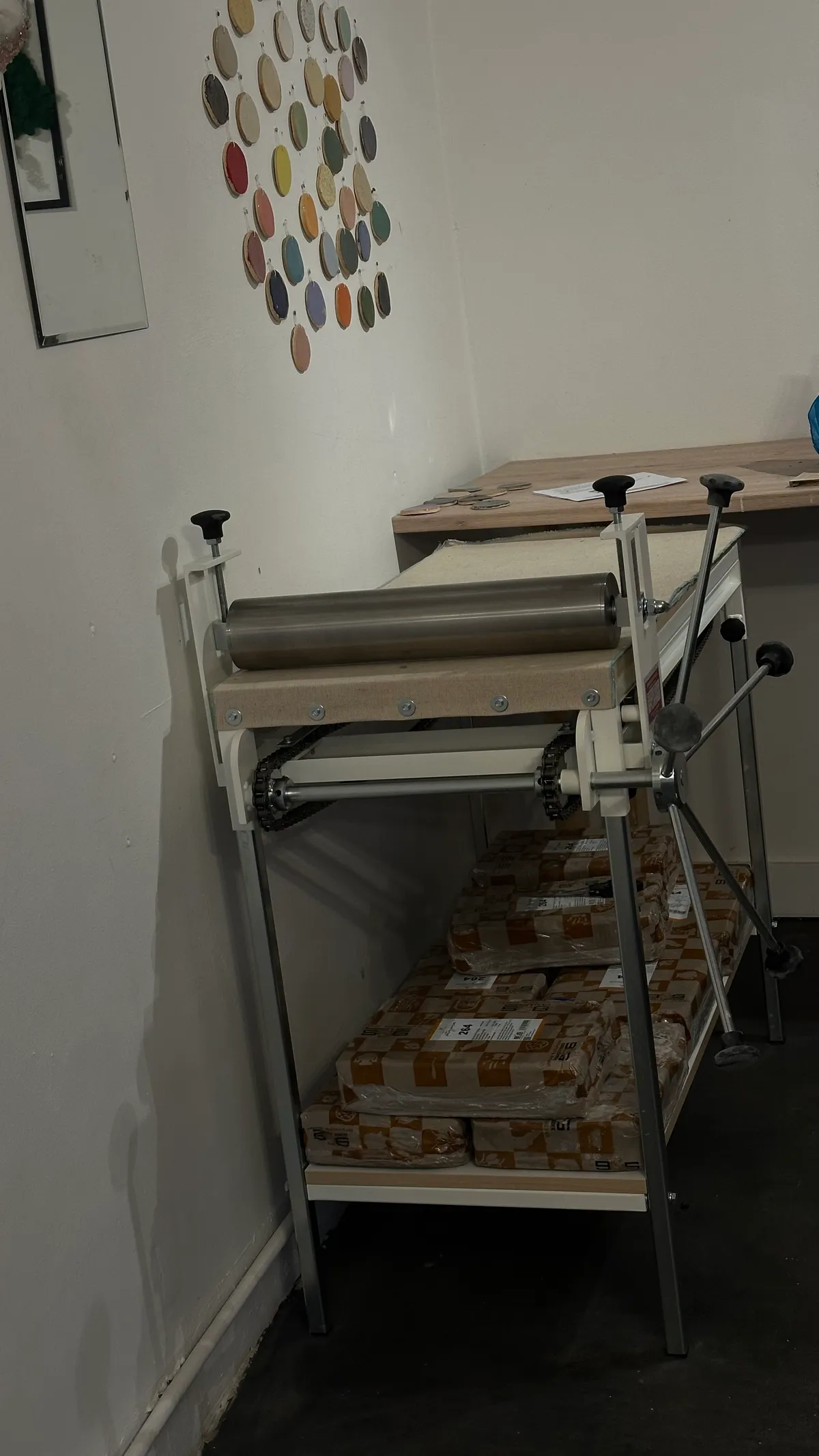 Do ateliéru pribudol nový pomocník:)
Valcovací stôl, ktorý nám uľahčí prácu s hlinou, prinesie viac presnosti a hlavne menej námahy.
Teším sa, ako ho naplno zapojíme do tvorby aj kurzov.