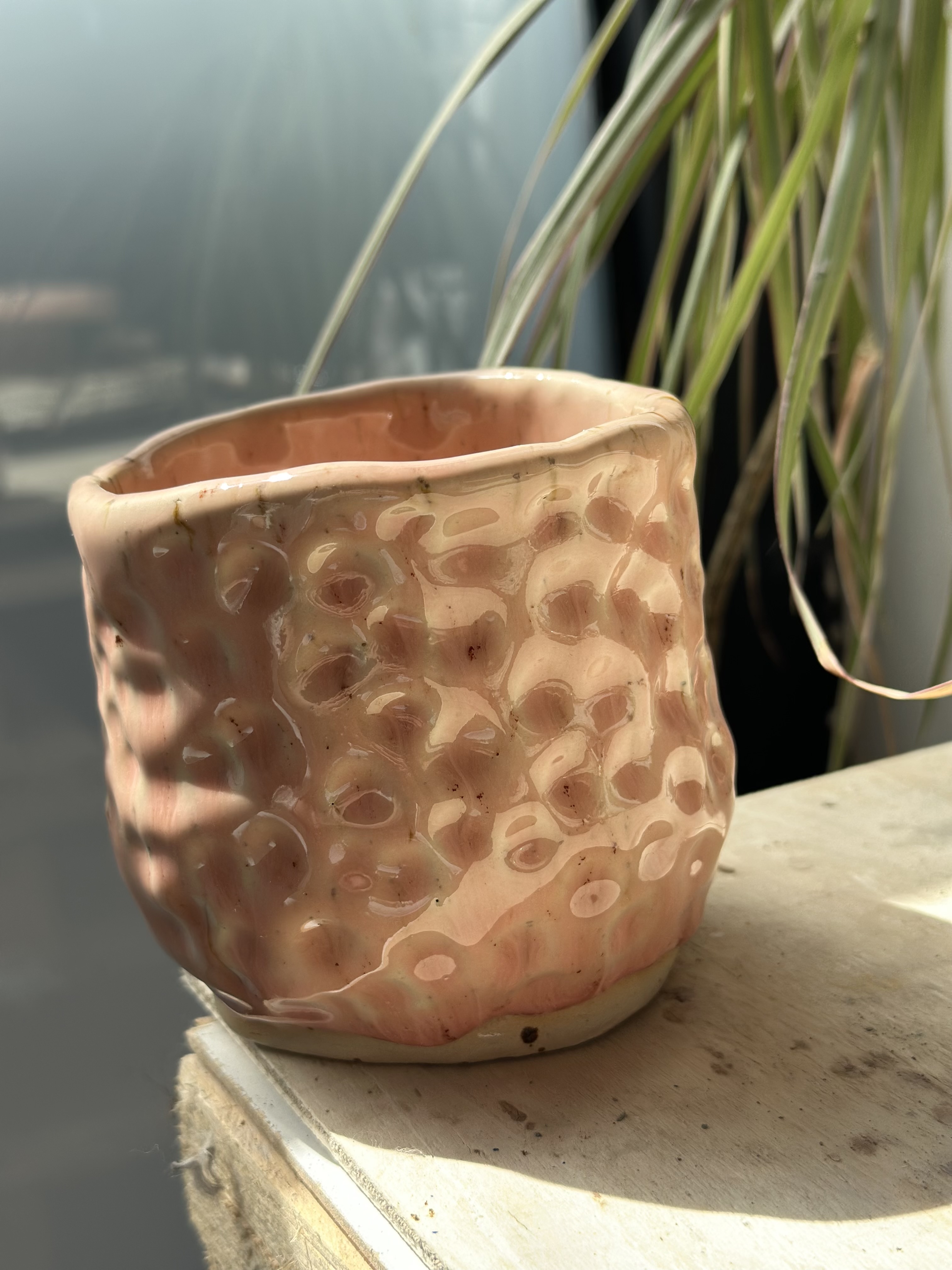 Prečo je ručná keramika hodnotnejšia ako priemyselná výroba