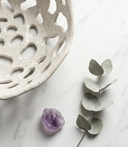 Ručne modelovaná keramická misa „Lattice“ – krémová s bodkami